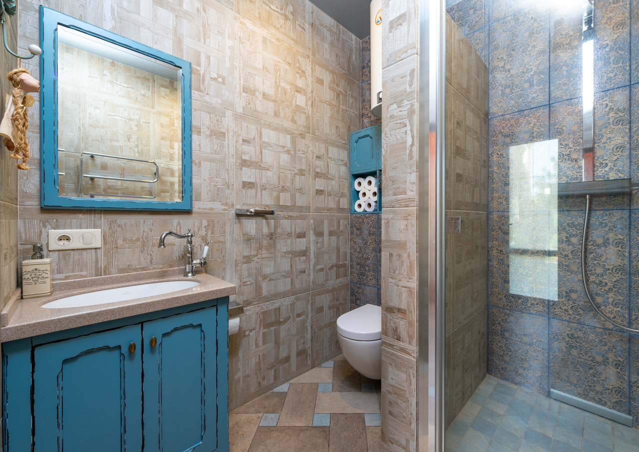 Navy vblue vanities looking beautiful in the bathroom